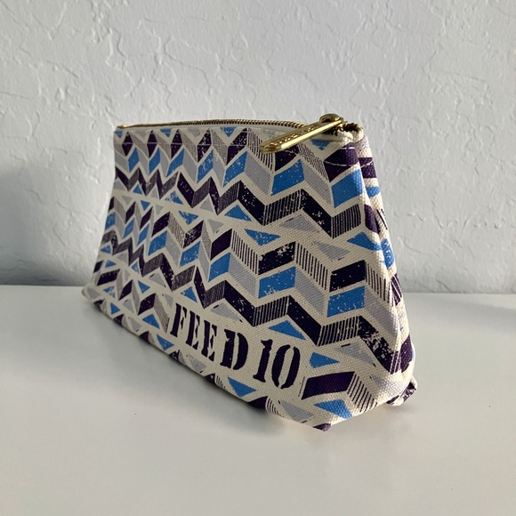 NWOT Clarins Feed 10 Canvas Makeup Cosmetics Bag Pouch Blue and Cream - Picture 11 of 15